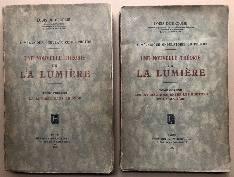 Item #H18402 La Mécanique ondulatoire du Photon. Une nouvelle théorie de la Lumière, 2 volumes. Louis De Broglie.