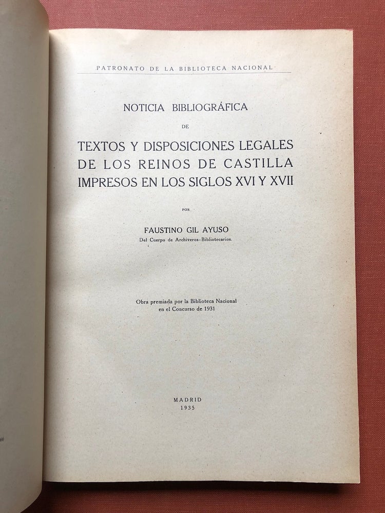 Item #H4253 Noticia bibliográfica de textos y disposiciones legales de los Reinos de Castilla impresos en los siglos XVI y XVII. Faustino Gil Ayuso.