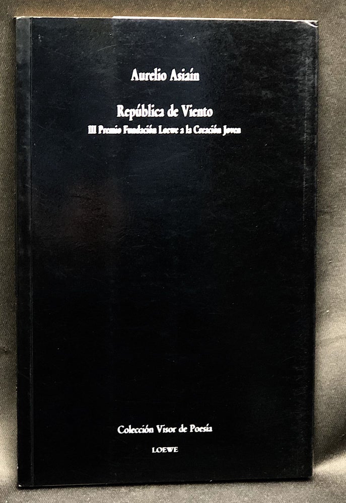 Item #H29287 Republica de Viento, signed; Premio Internacional de Poesia Fundacion Loewe a la Joven Creacion (III Edicion). Aurelio Asiain.